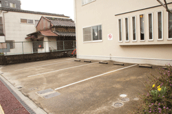 川谷医院駐車場４台