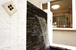 滝のオブジェの写真